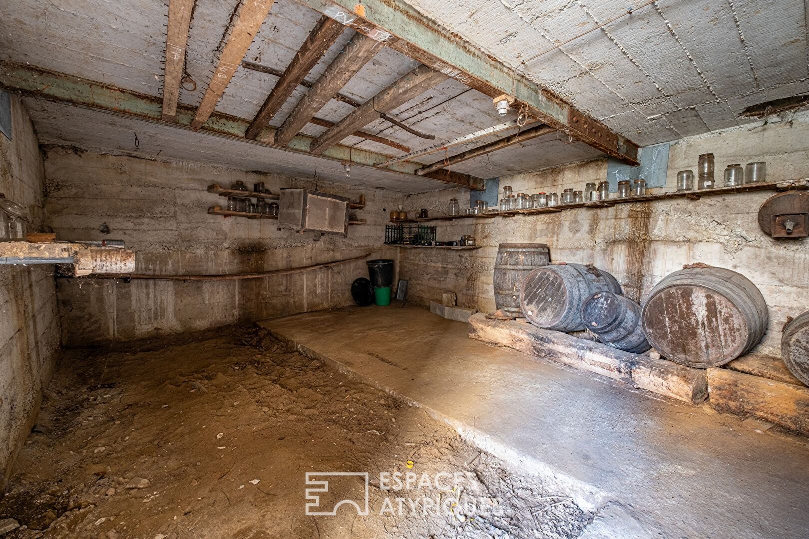 Old rammed earth house with barn to renovate