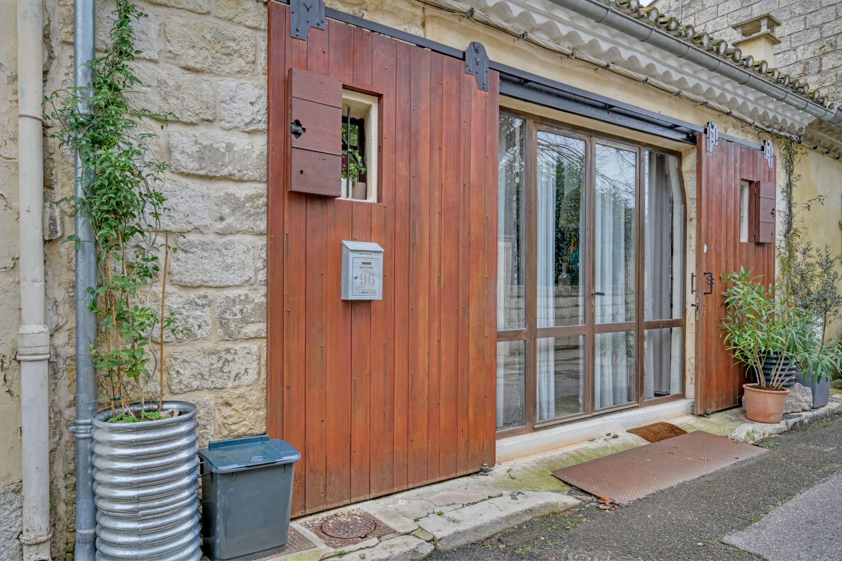 Ancien atelier en coeur de village et sa terrasse