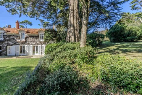 Havre de paix chargé d’histoire dans un écrin de verdure avec piscine