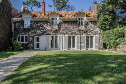 Havre de paix chargé d&rsquo;histoire dans un écrin de verdure avec piscine