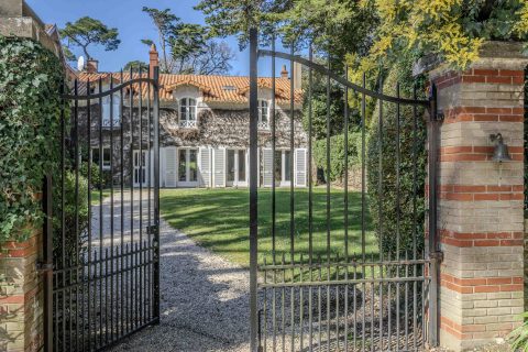 Havre de paix chargé d’histoire dans un écrin de verdure avec piscine