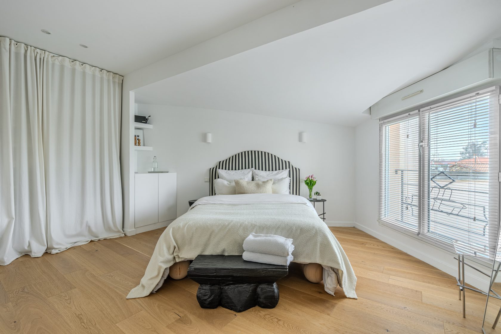 Minimalist house and intimate garden in the city center of Vieillevigne