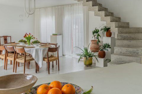 Minimalist house and intimate garden in the city center of Vieillevigne