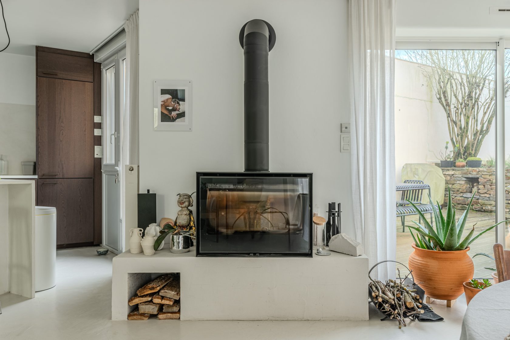Minimalist house and intimate garden in the city center of Vieillevigne