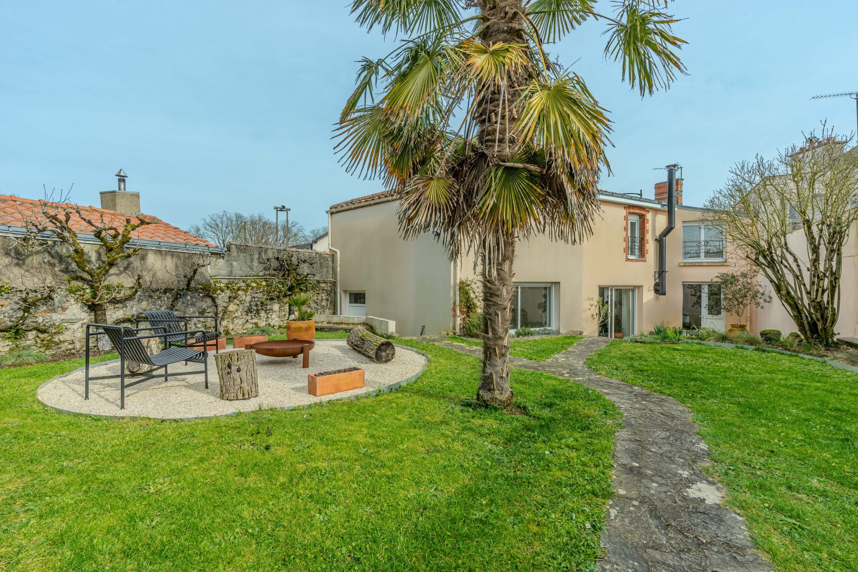 Minimalist house and intimate garden in the city center of Vieillevigne