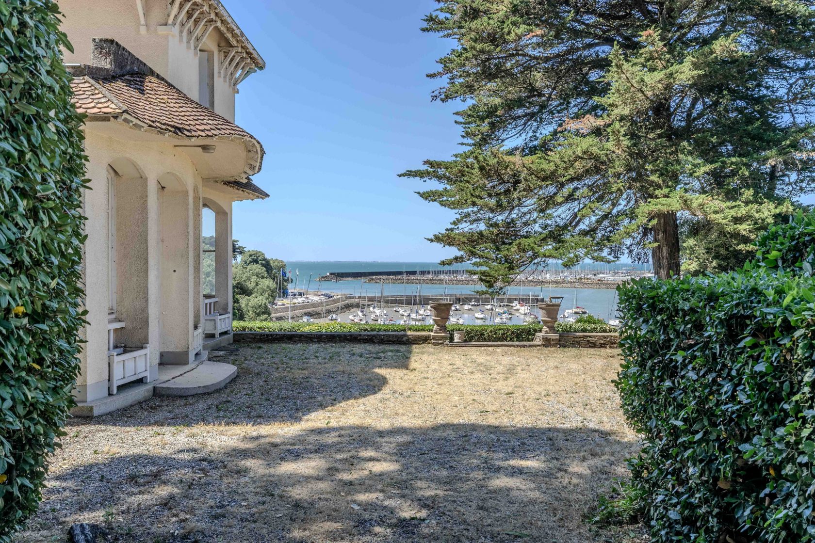 Villa Pornicaise avec sa maison de gardien et son jardin arboré suspendu au dessus de l’océan