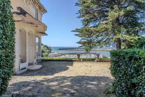 Villa Pornicaise avec sa maison de gardien et son jardin arboré suspendu au dessus de l’océan