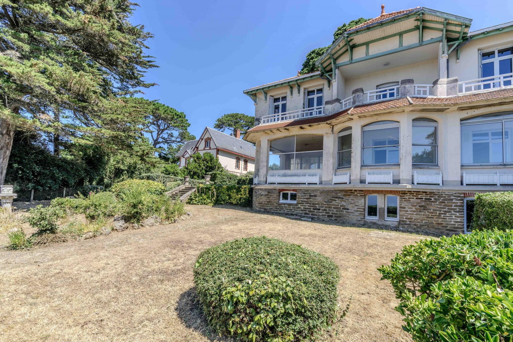 Villa Pornicaise avec sa maison de gardien et son jardin arboré suspendu au dessus de l’océan