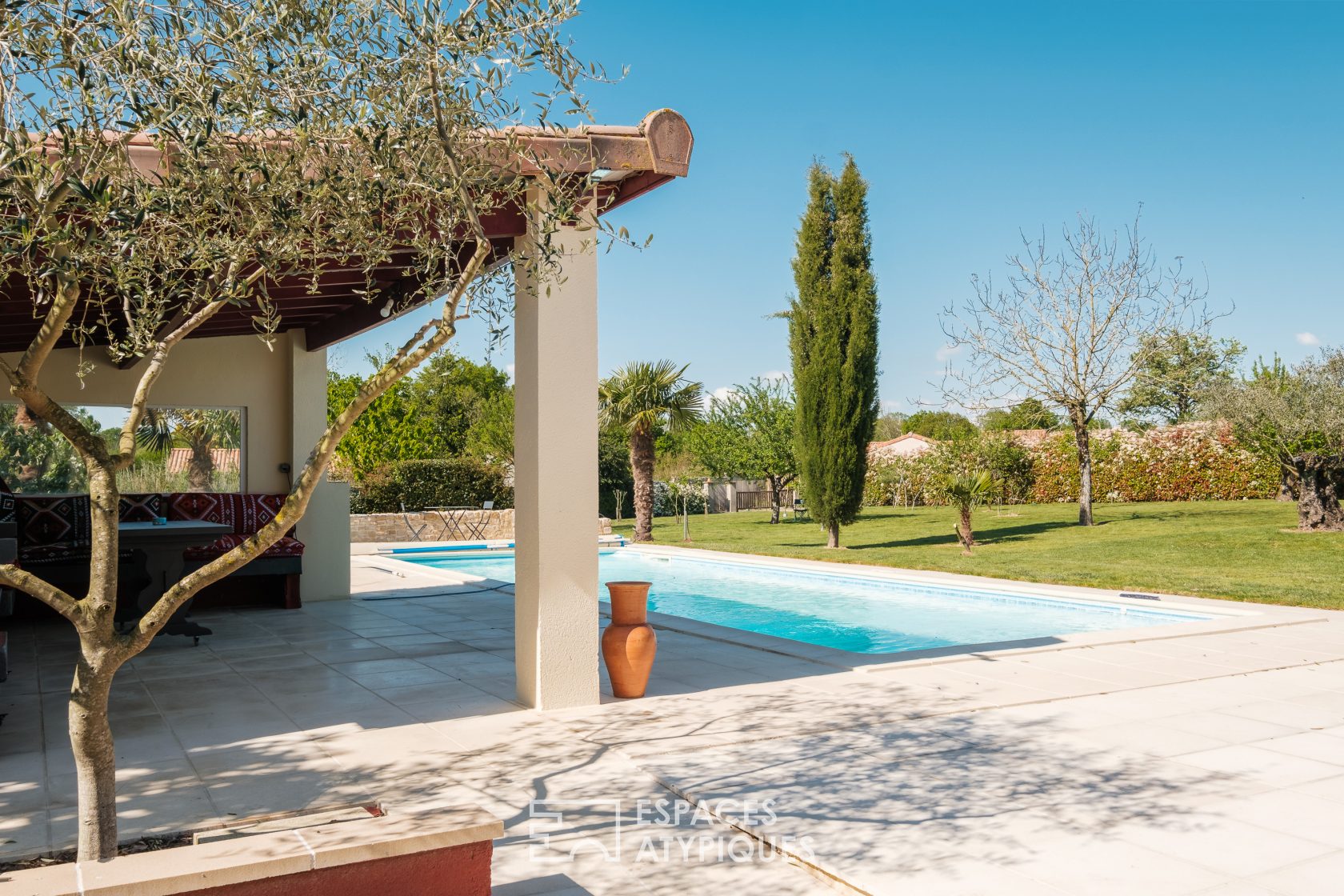 Demeure de caractère avec jardin paysagé et piscine