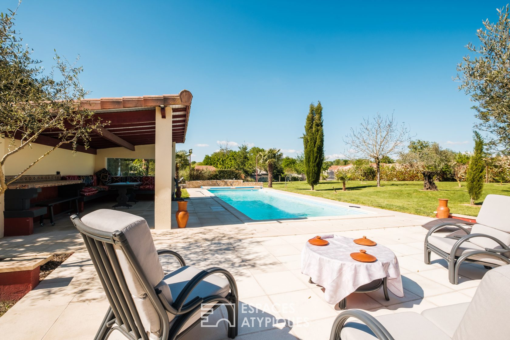 Demeure de caractère avec jardin paysagé et piscine