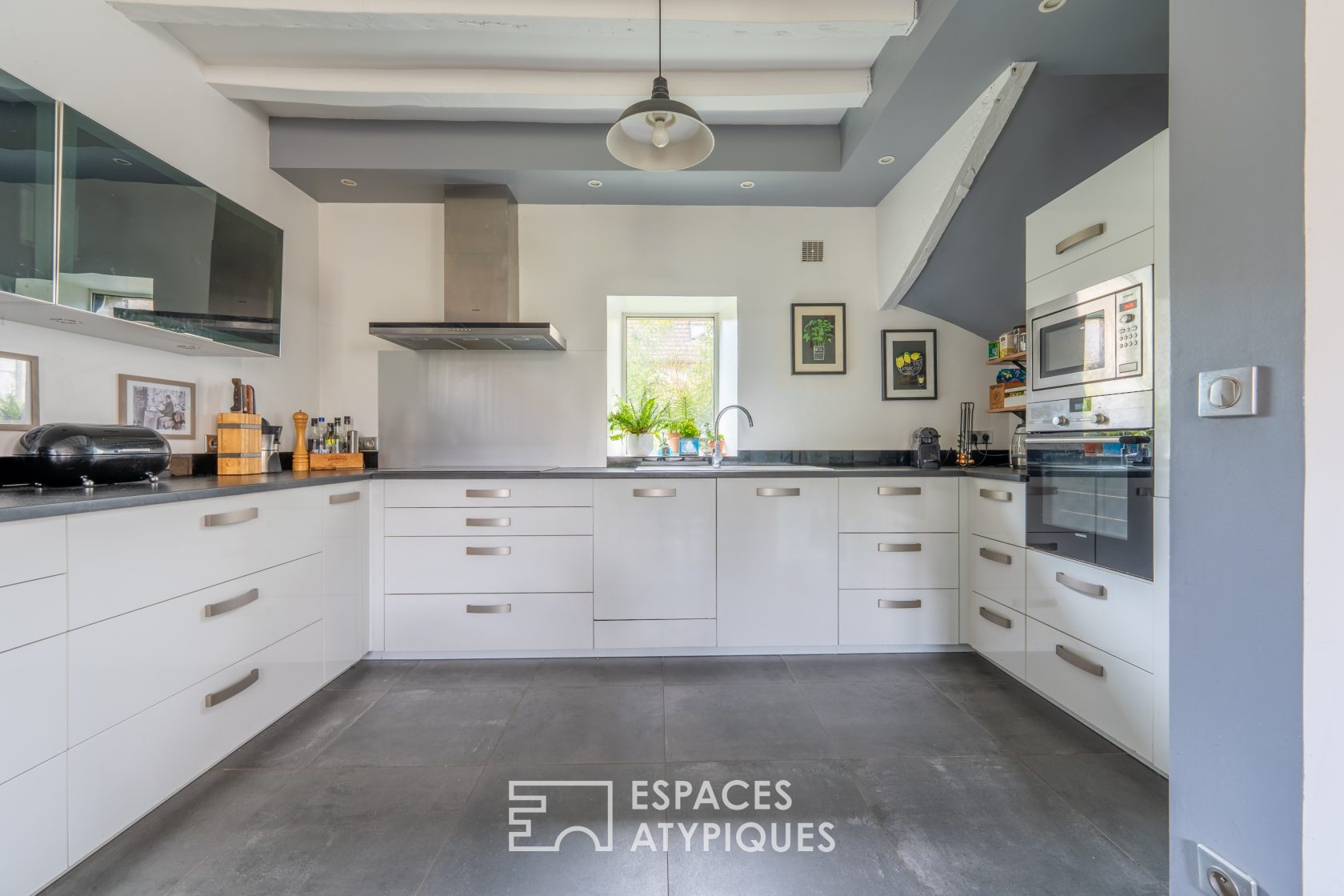 L’élégante maison de maître et son jardin arboré
