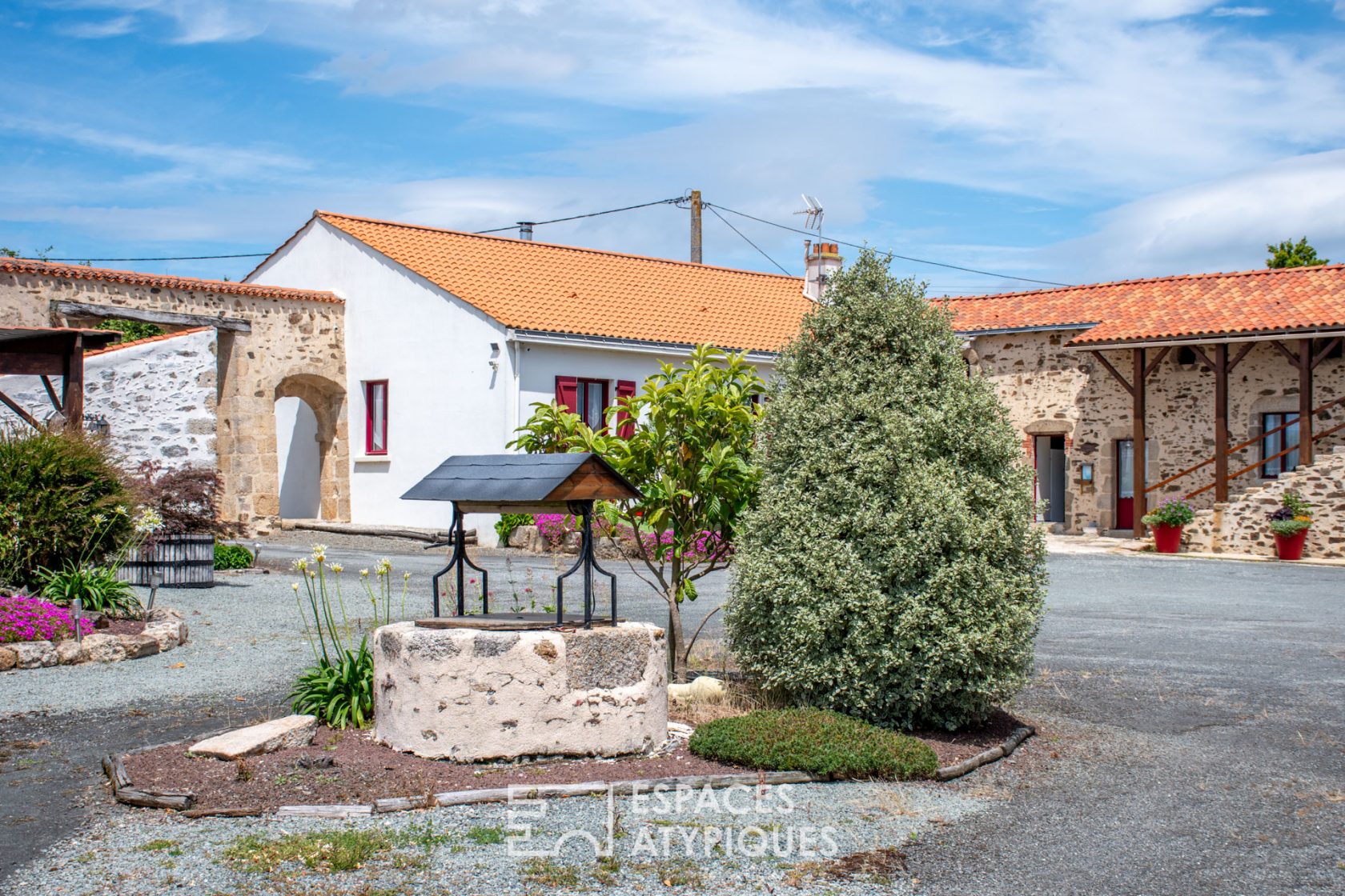 Aux portes du Puy du Fou, domaine d’exception avec chambres d’hôtes, lodges et restaurant