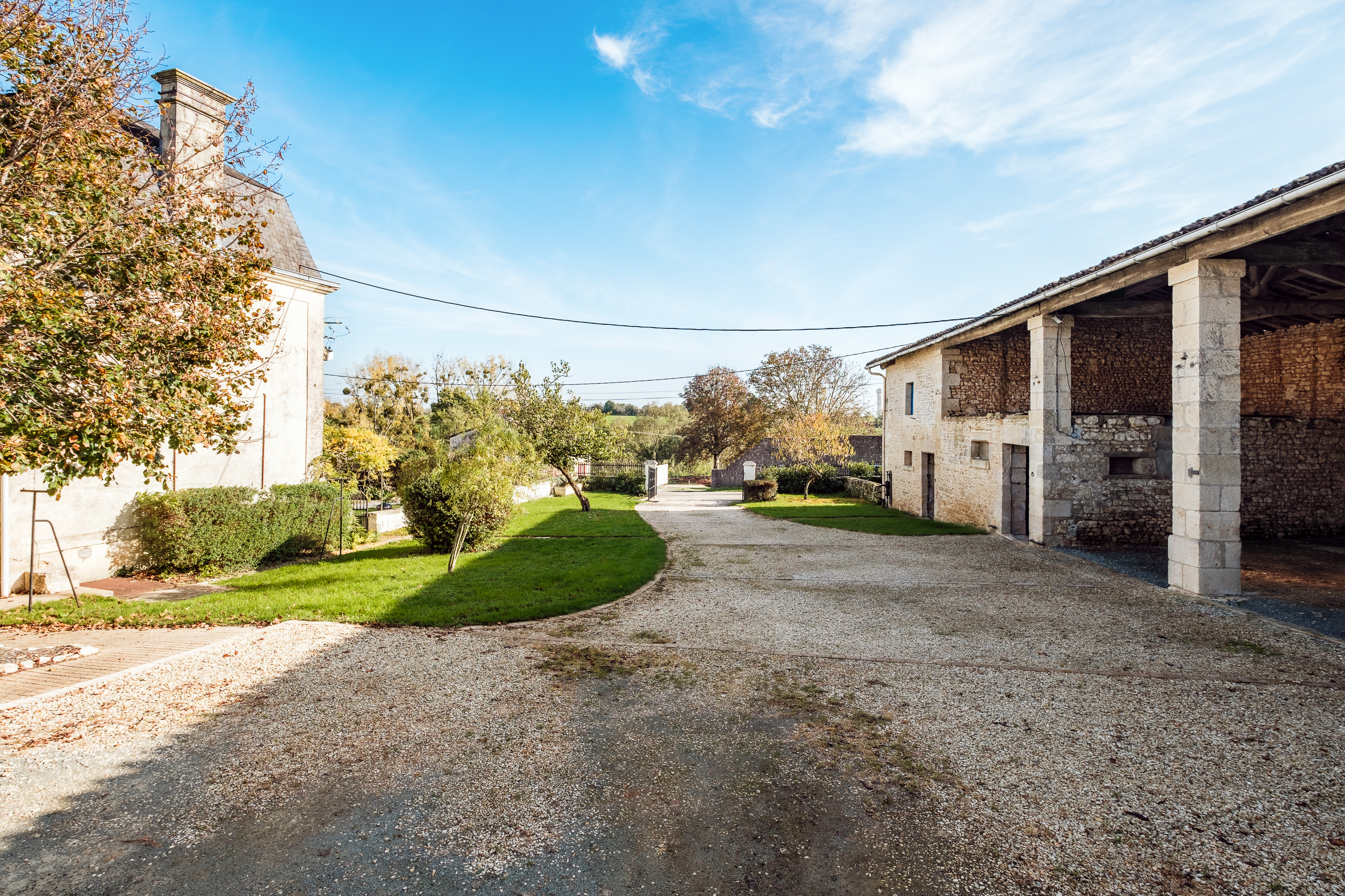 Maison de maître imposante au coeur de la campagne