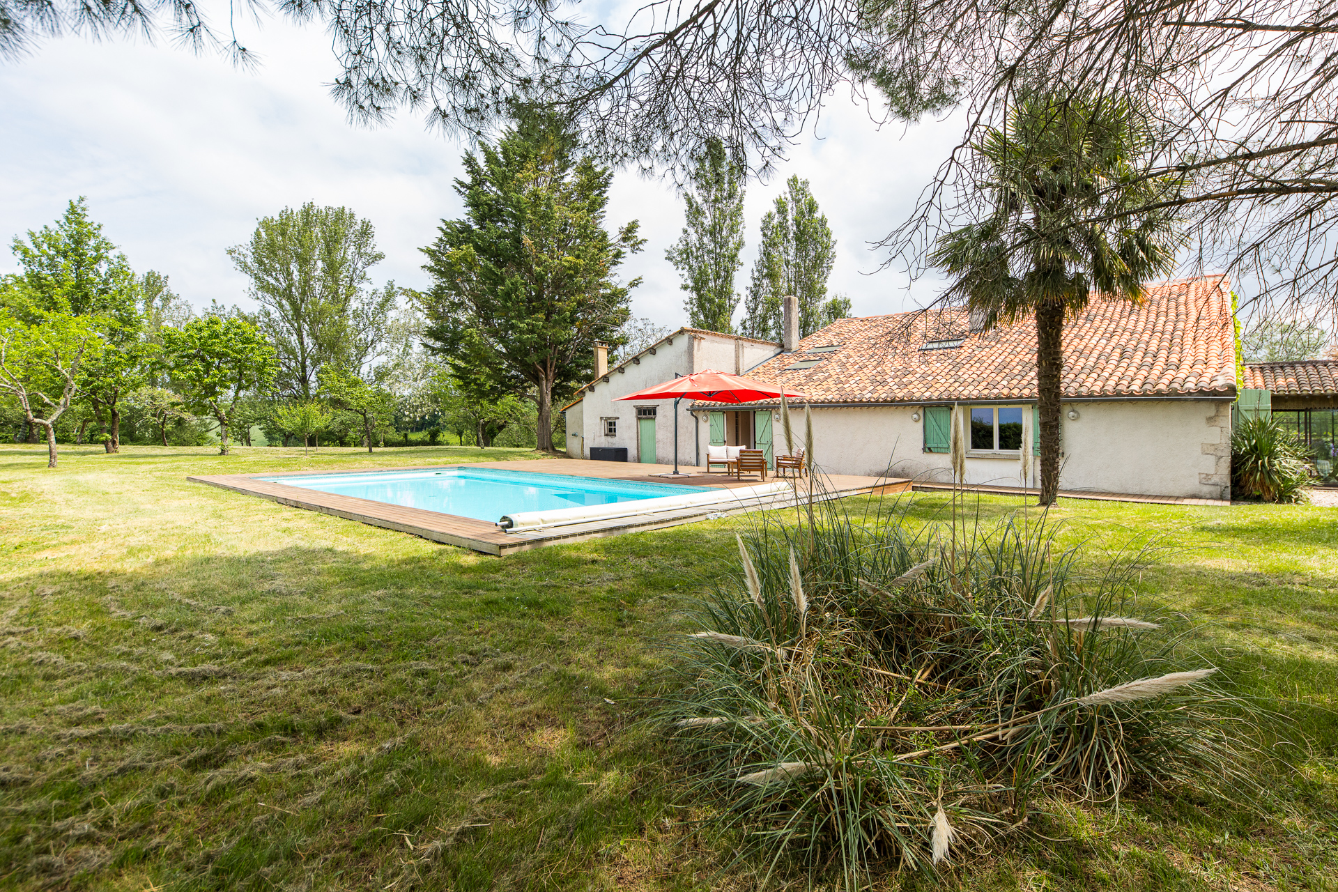 Character house with outbuildings in a privileged environment