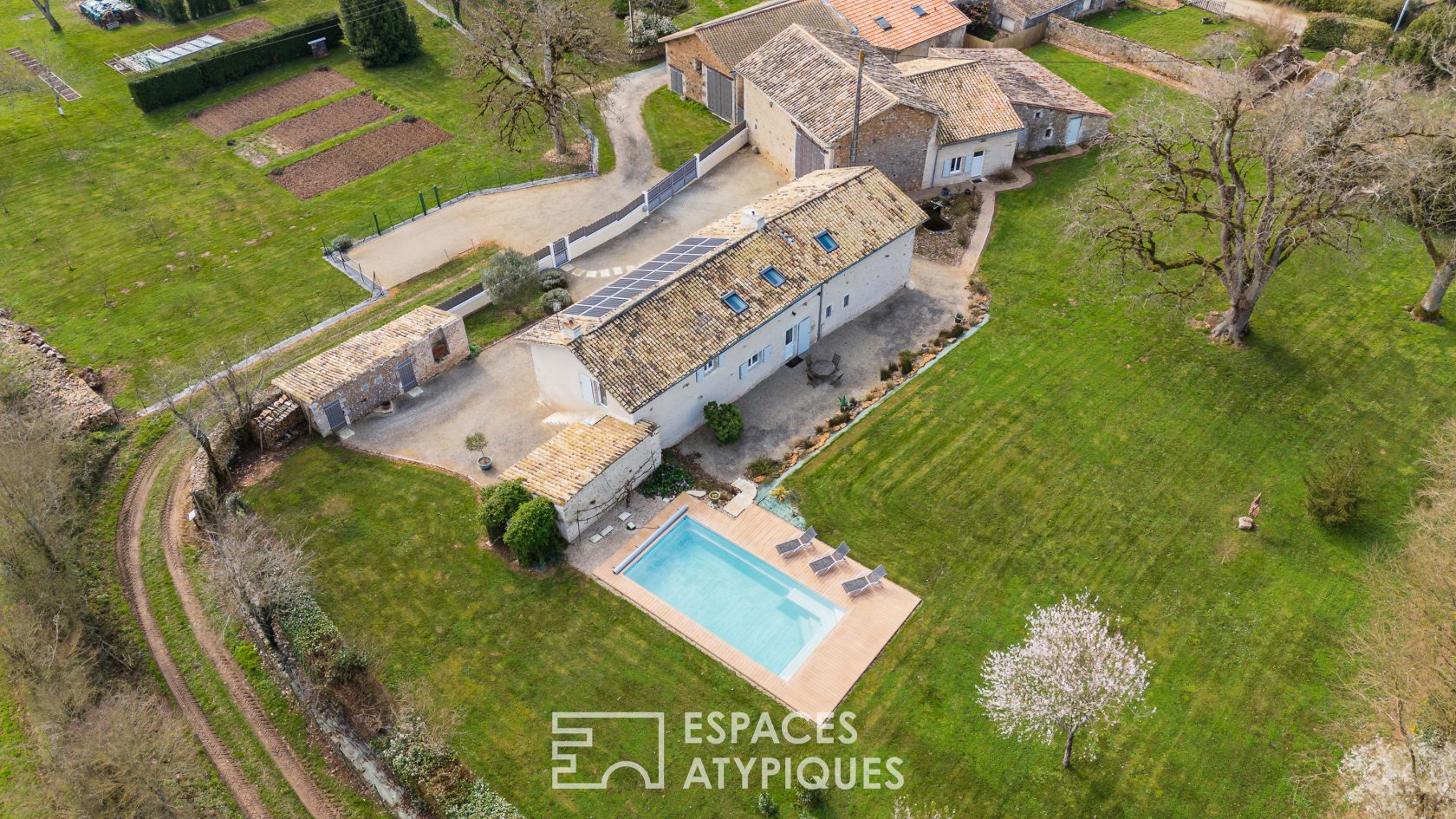 Longère de charme et son jardin bucolique