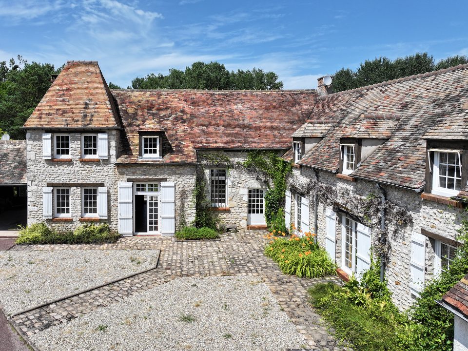 La maison en pierre à la campagne et aux portes de Paris