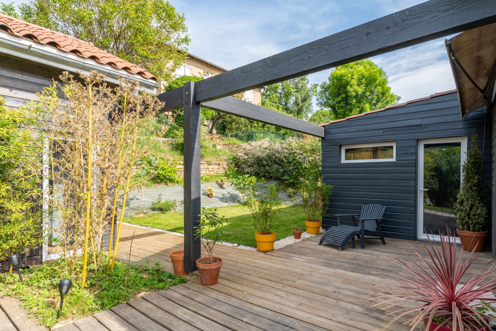 Timber-framed house with two outbuildings in the heart of Pierres Dorées