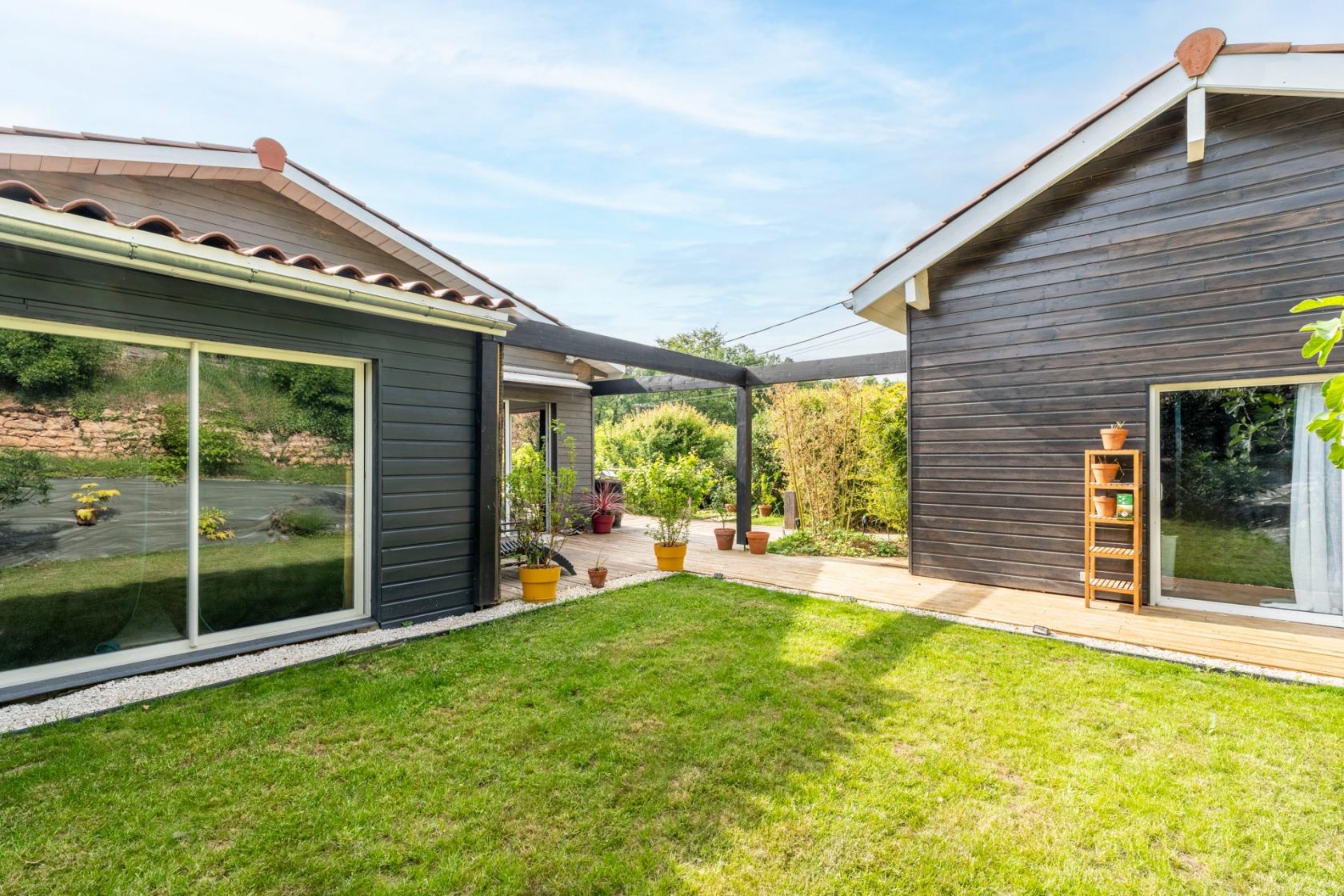 Timber-framed house with two outbuildings in the heart of Pierres Dorées