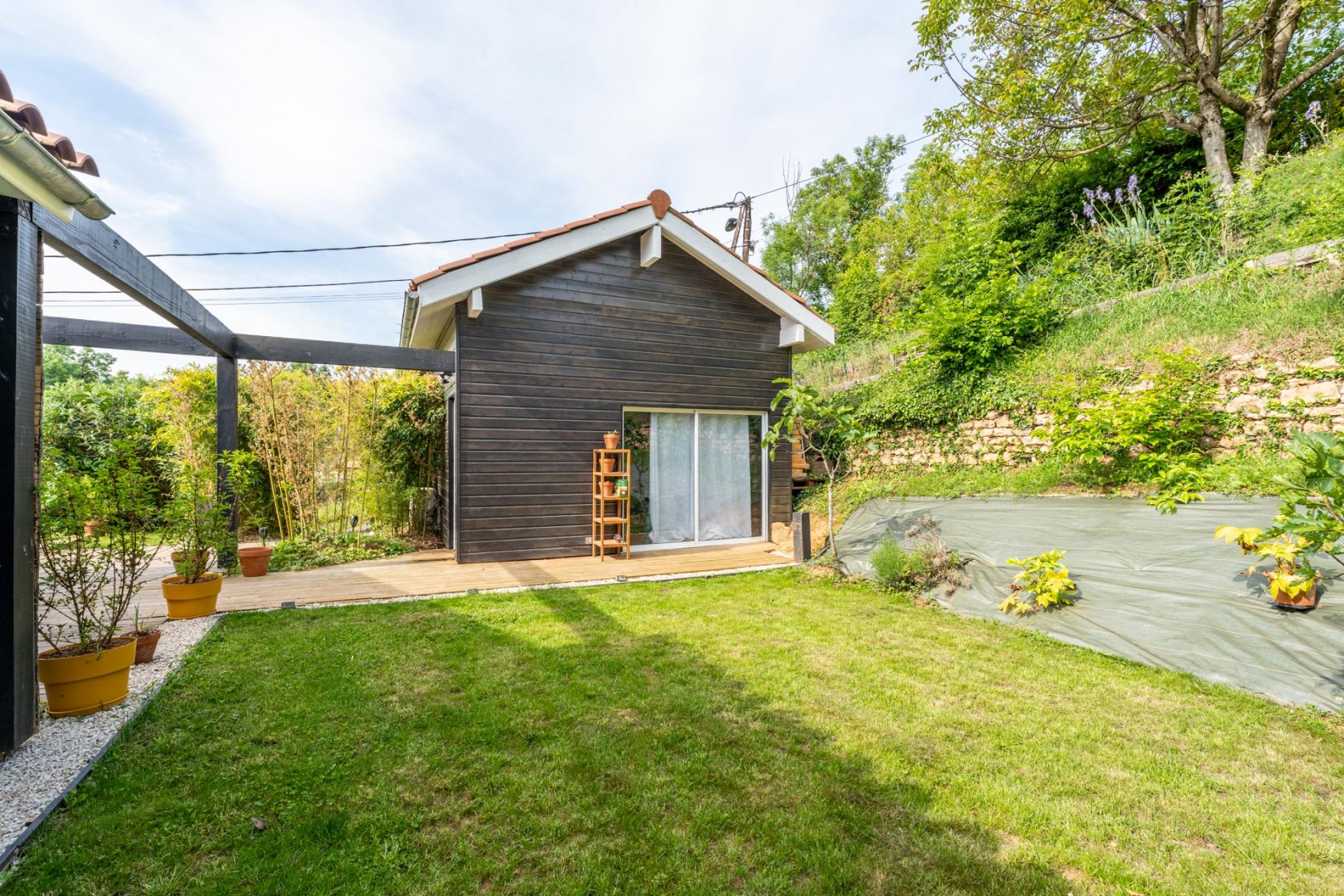 Timber-framed house with two outbuildings in the heart of Pierres Dorées