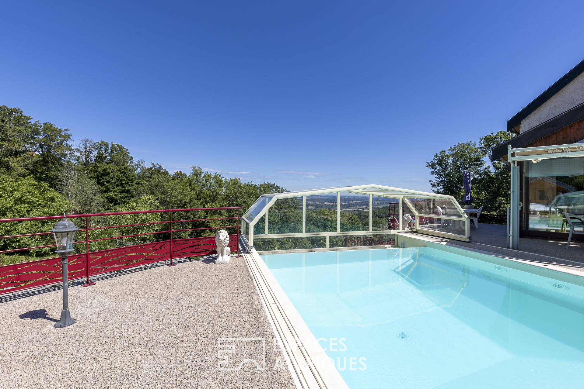 Ancienne ferme rénovée avec sa piscine et sa vue imprenable