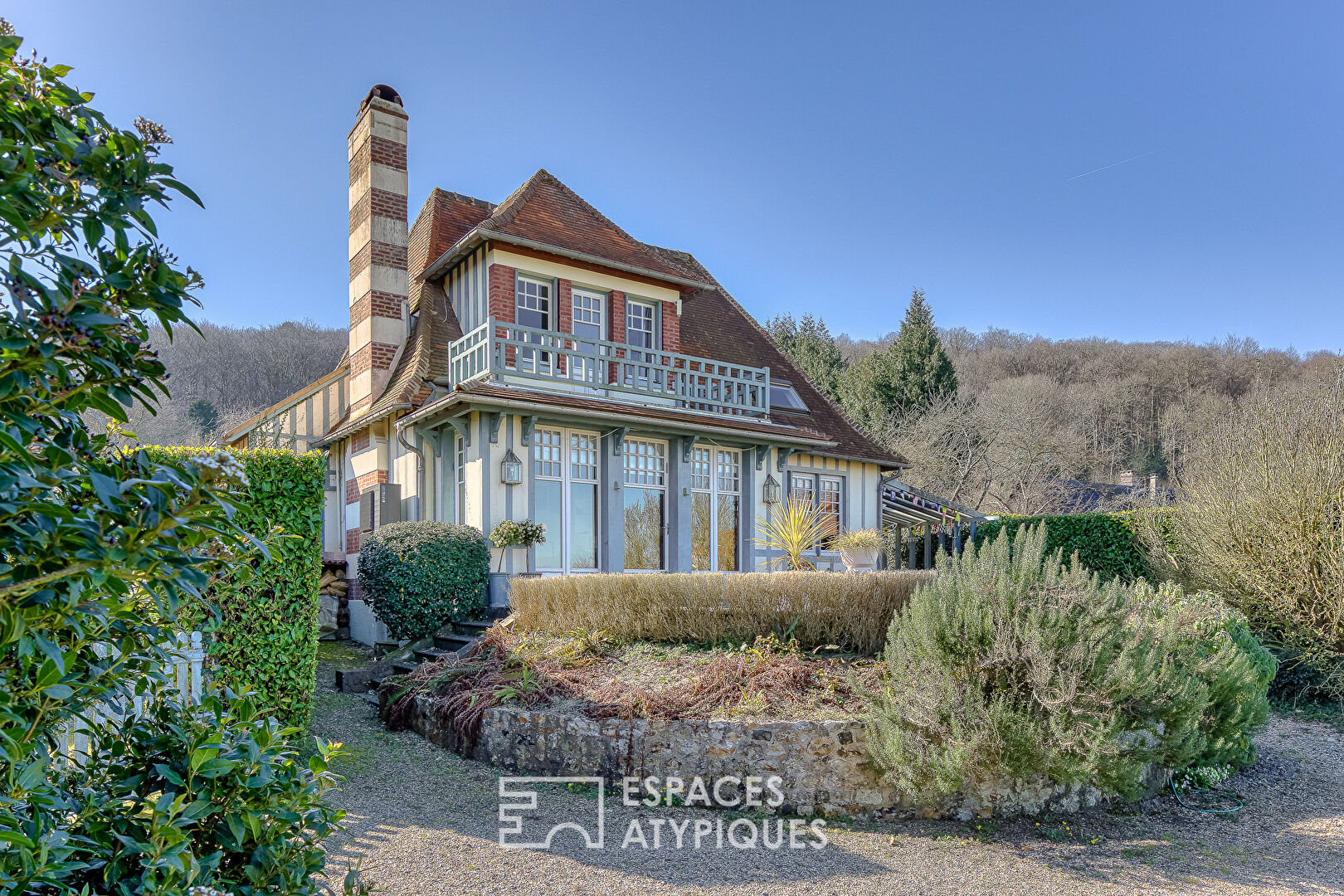 Maison de charme dans un cadre idyllique surplombant la Seine