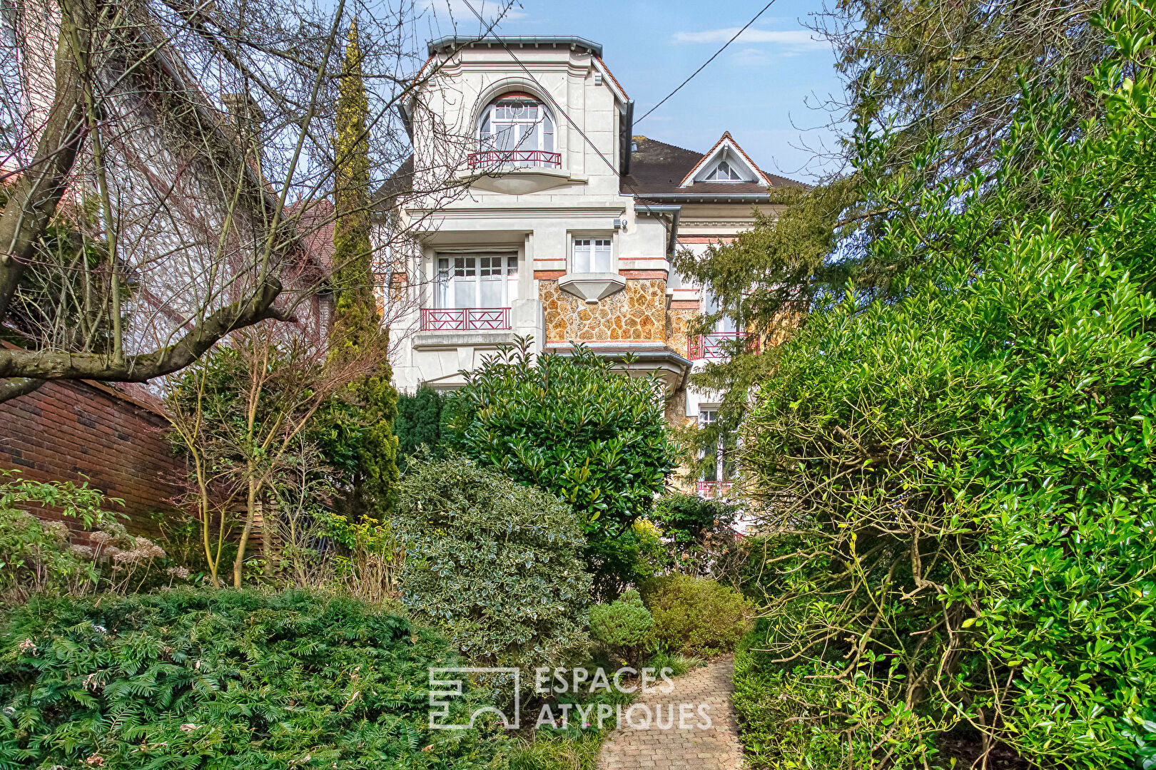 Bourgeois house with extension and swimming pool