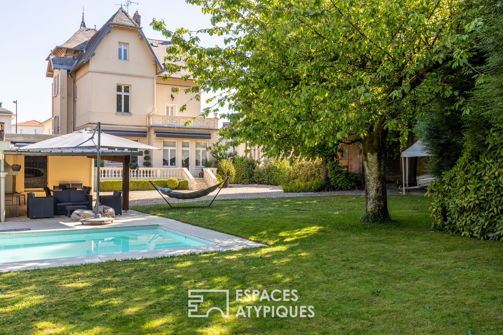 Élégante maison de maître avec piscine dans un quartier bourgeois