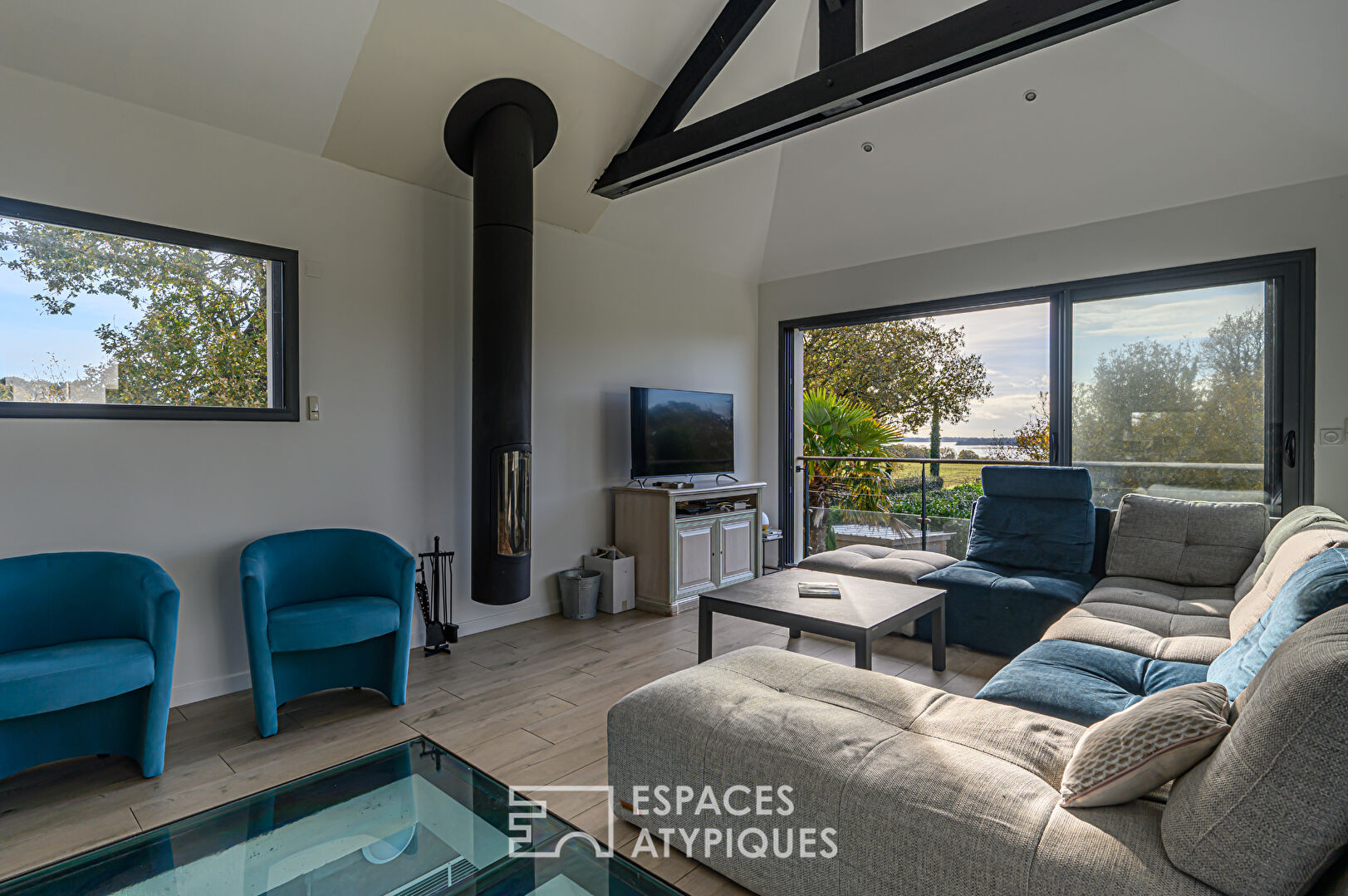 Contemporary villa with its indoor swimming pool