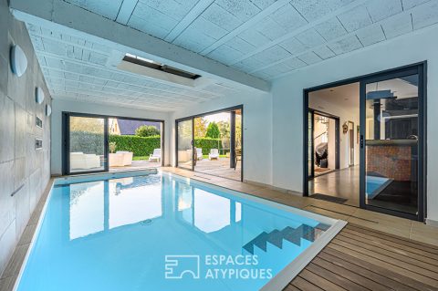 Contemporary villa with its indoor swimming pool