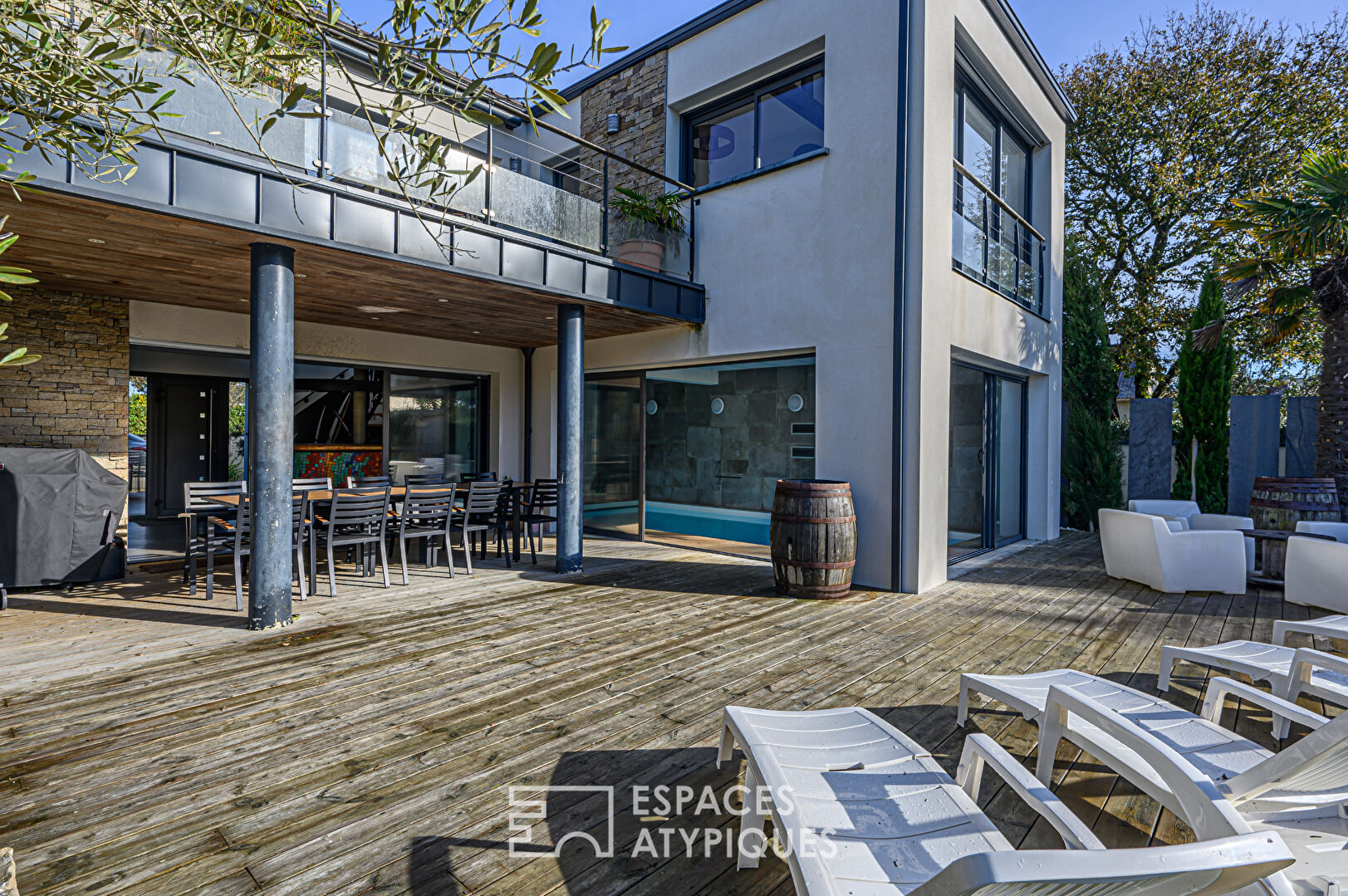 Contemporary villa with its indoor swimming pool