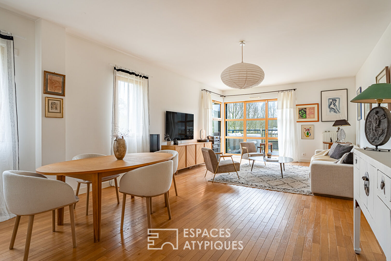 Contemporain avec terrasse et vue verdoyante