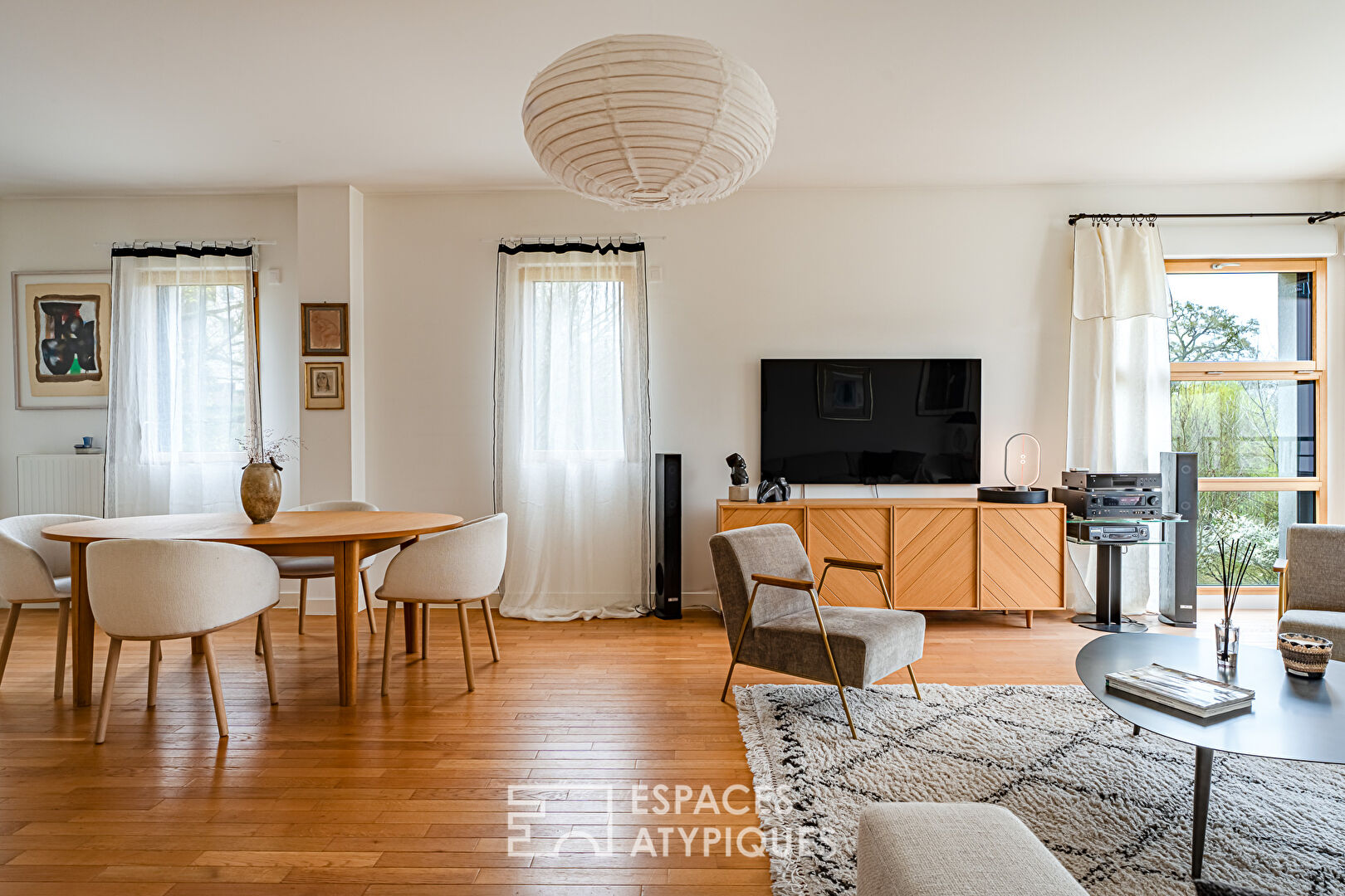 Contemporain avec terrasse et vue verdoyante