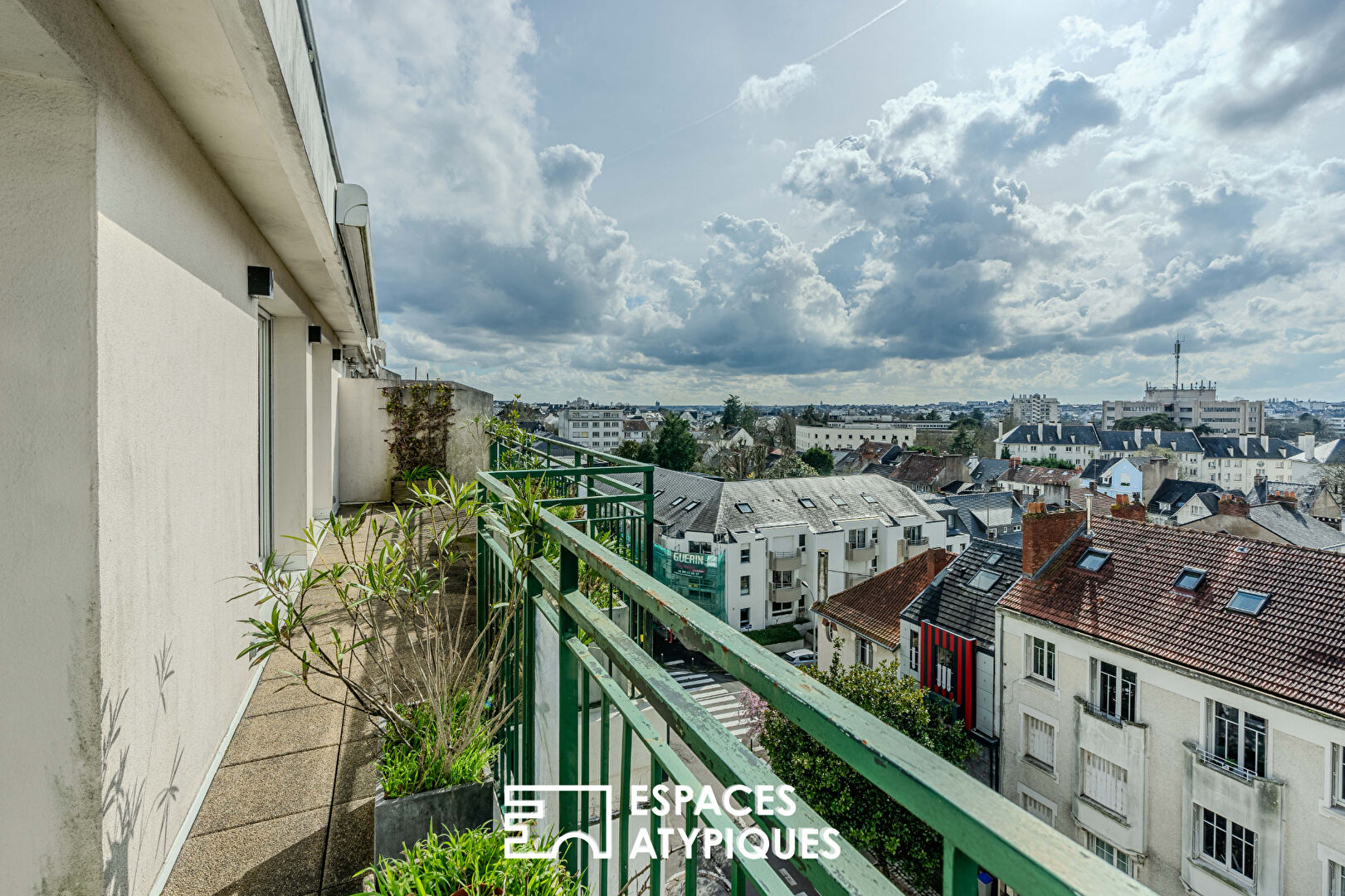 Procé- Hauts-Pavés Appartement dernier étage de 86 m2 avec terrasse et place de stationnement