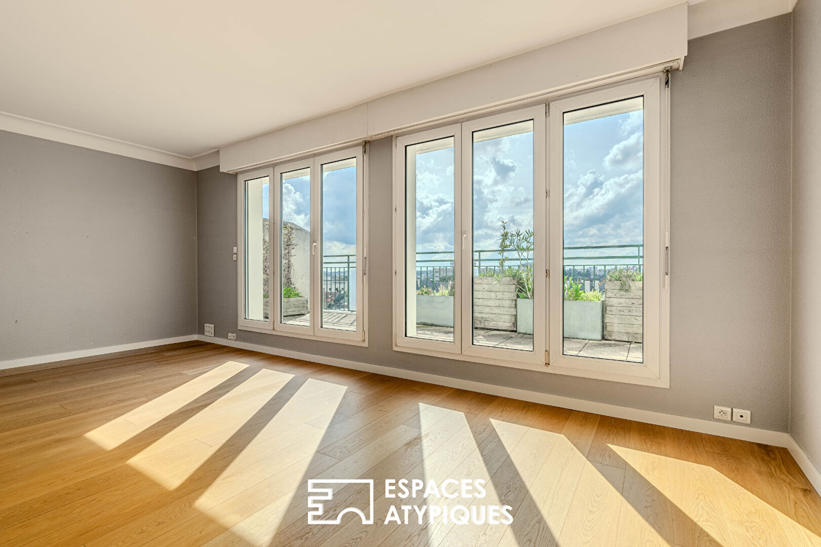 Procé- Hauts-Pavés Appartement dernier étage de 86 m2 avec terrasse et place de stationnement
