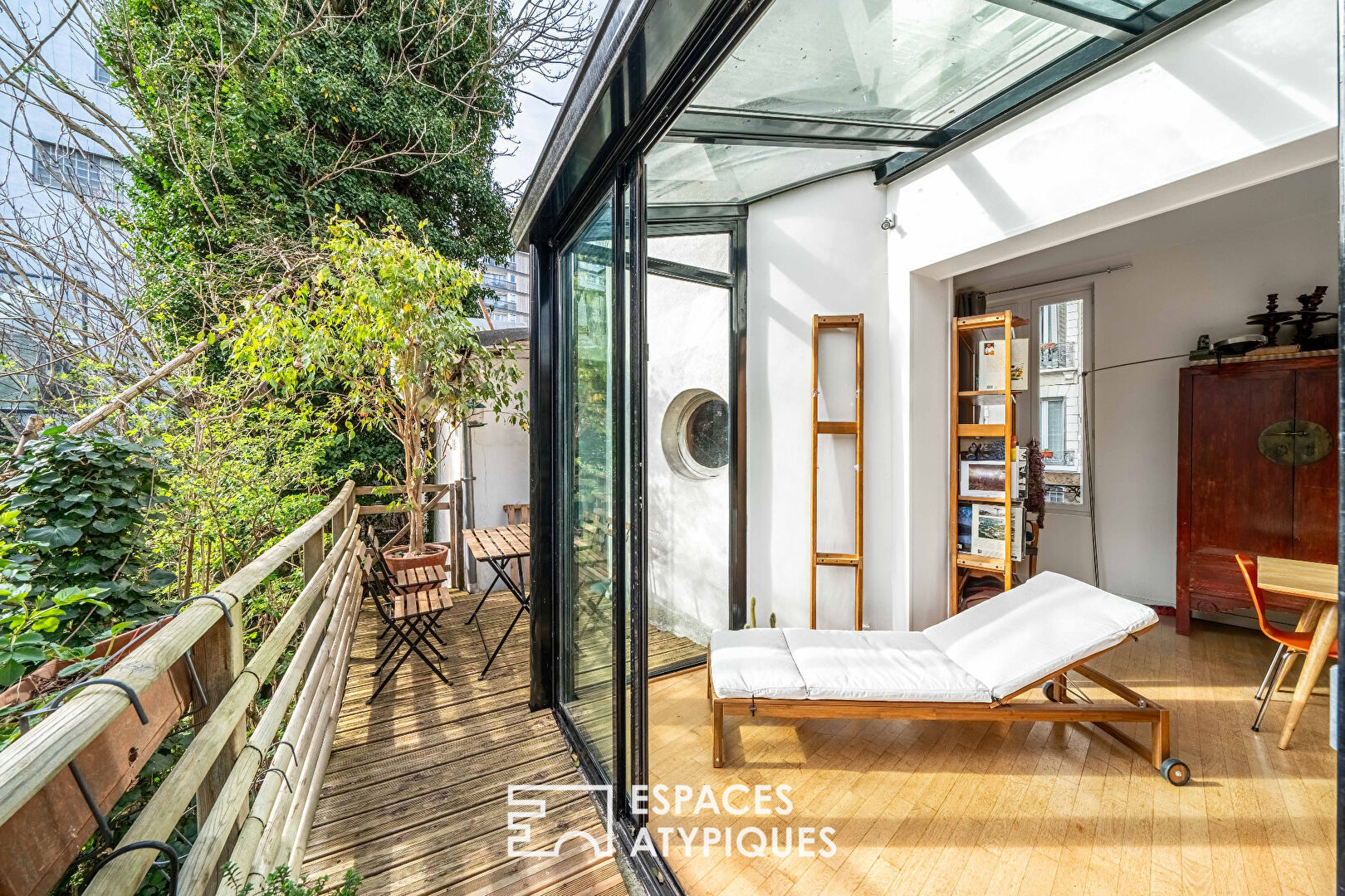 Maison unique aux rondeurs architecturales et terrasse ensoleillée