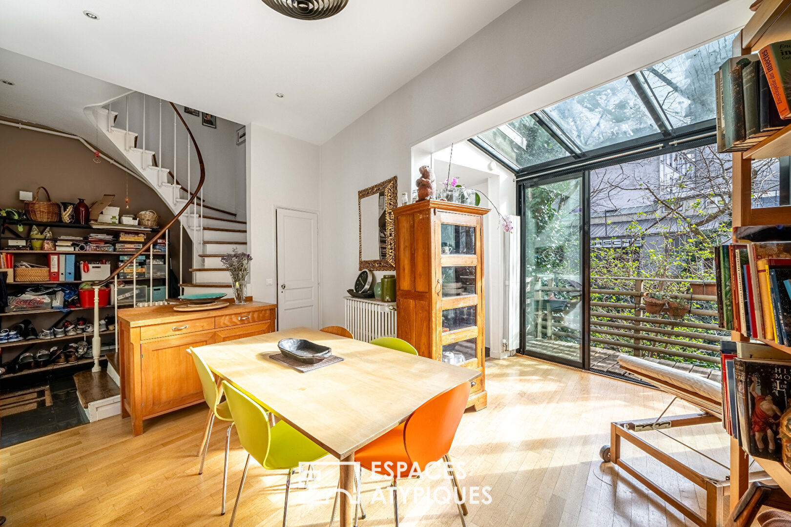 Maison unique aux rondeurs architecturales et terrasse ensoleillée