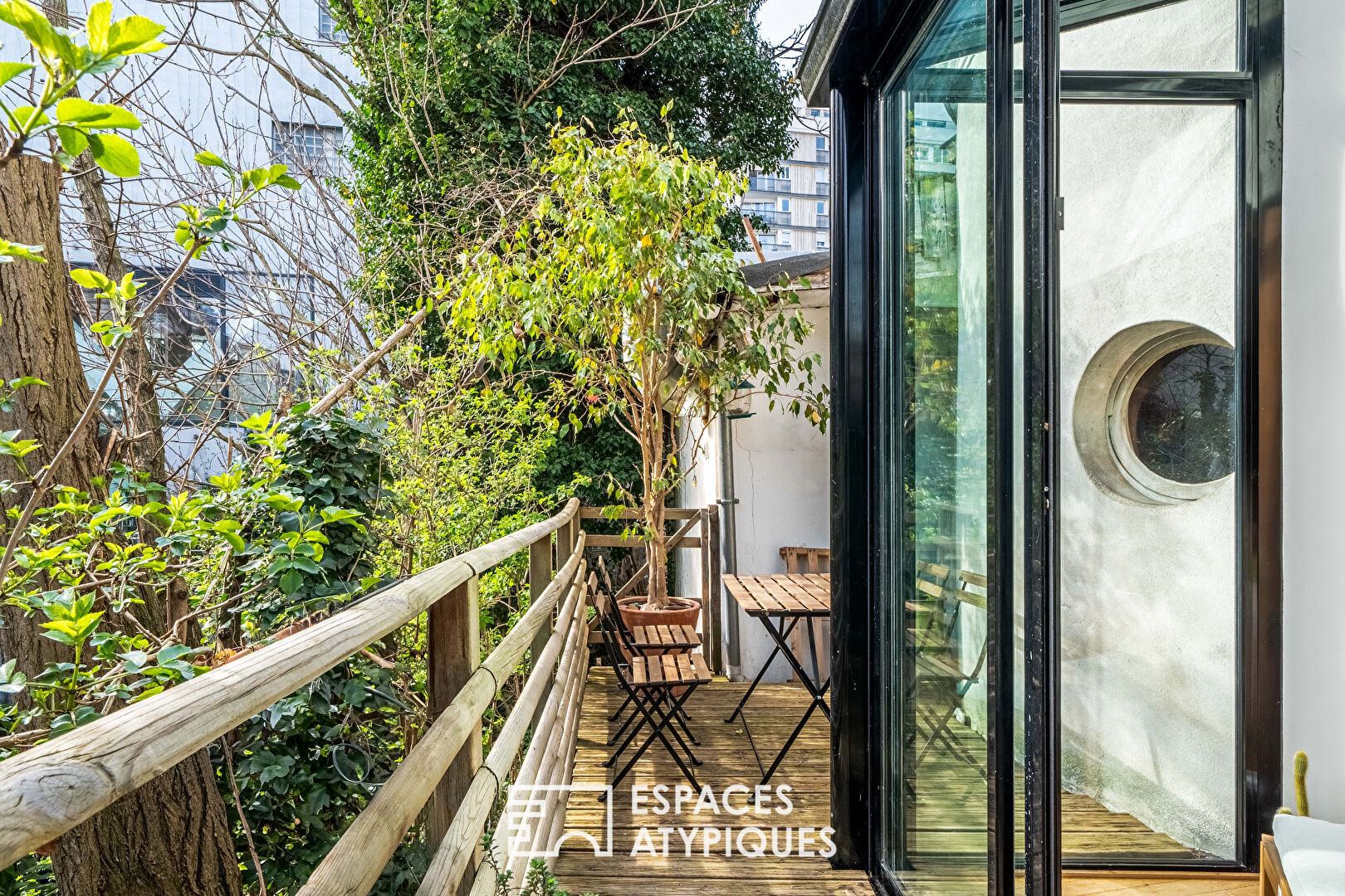 Maison unique aux rondeurs architecturales et terrasse ensoleillée
