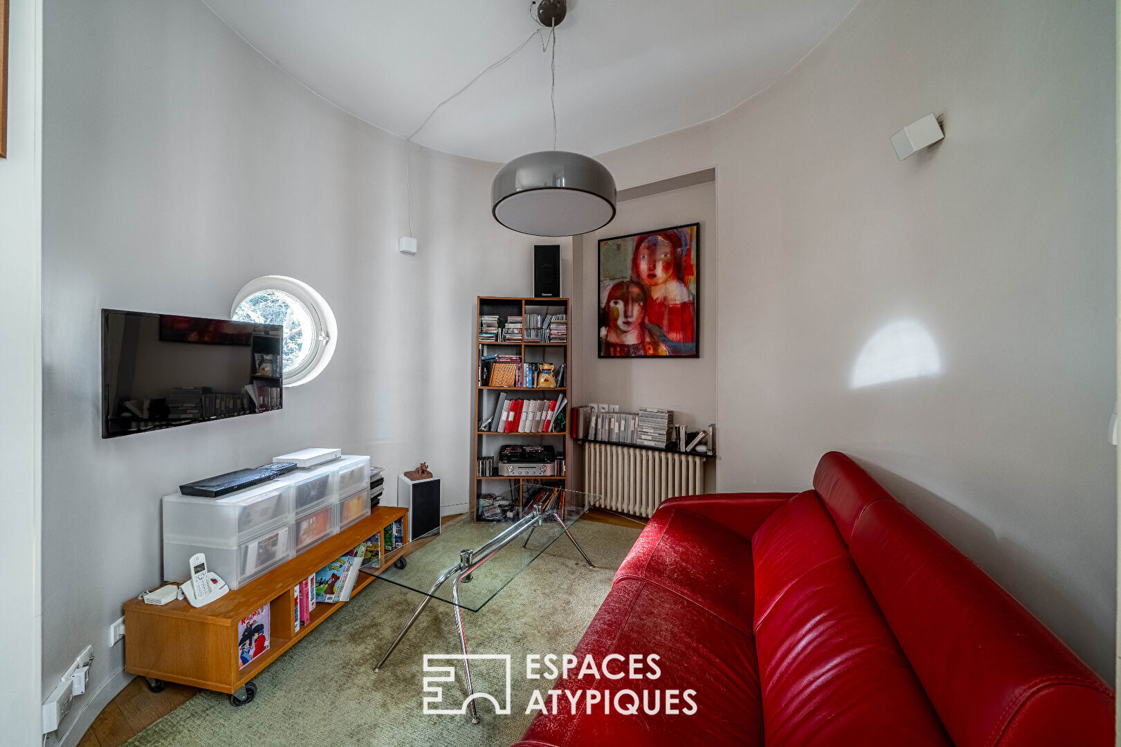 Maison unique aux rondeurs architecturales et terrasse ensoleillée