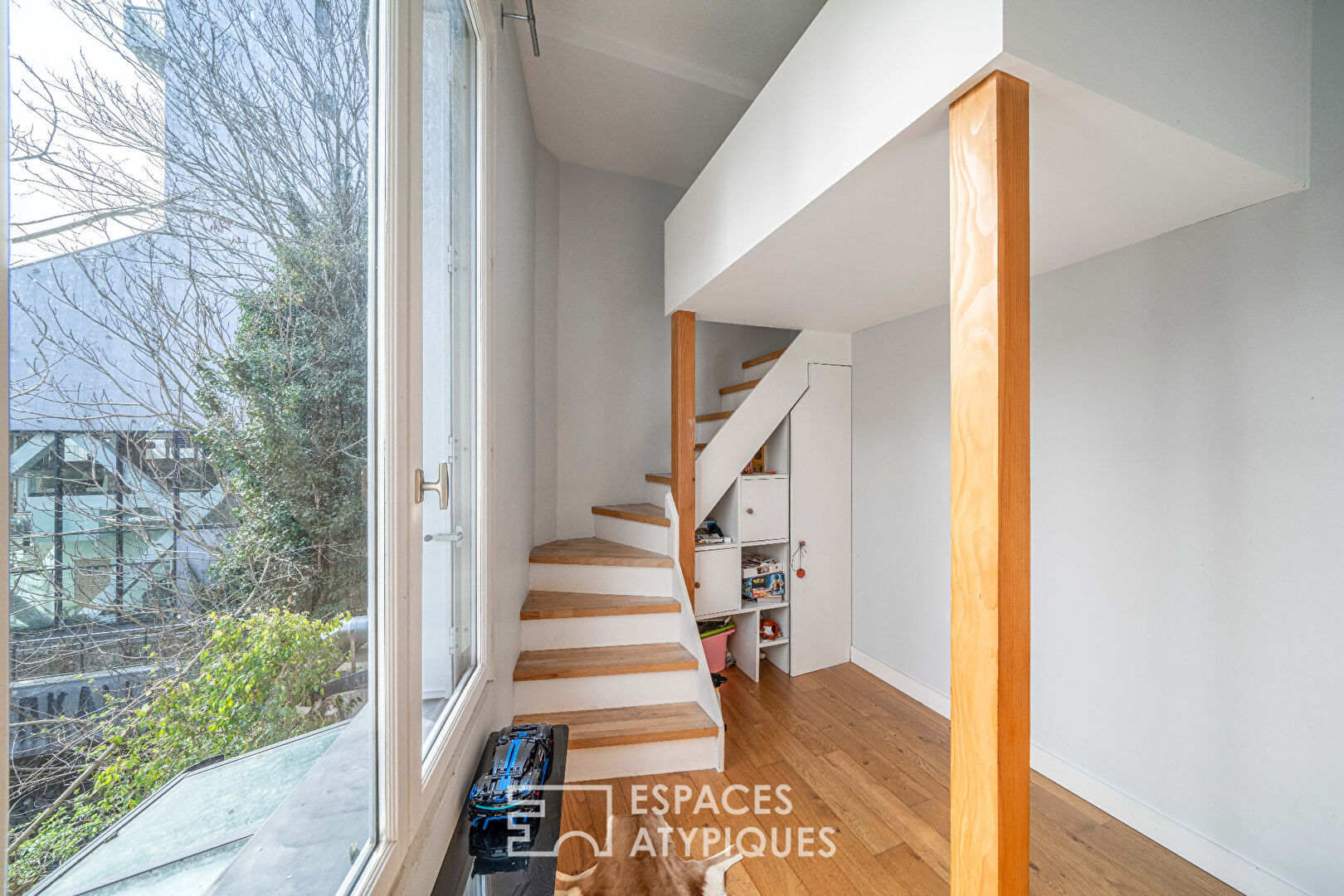 Maison unique aux rondeurs architecturales et terrasse ensoleillée