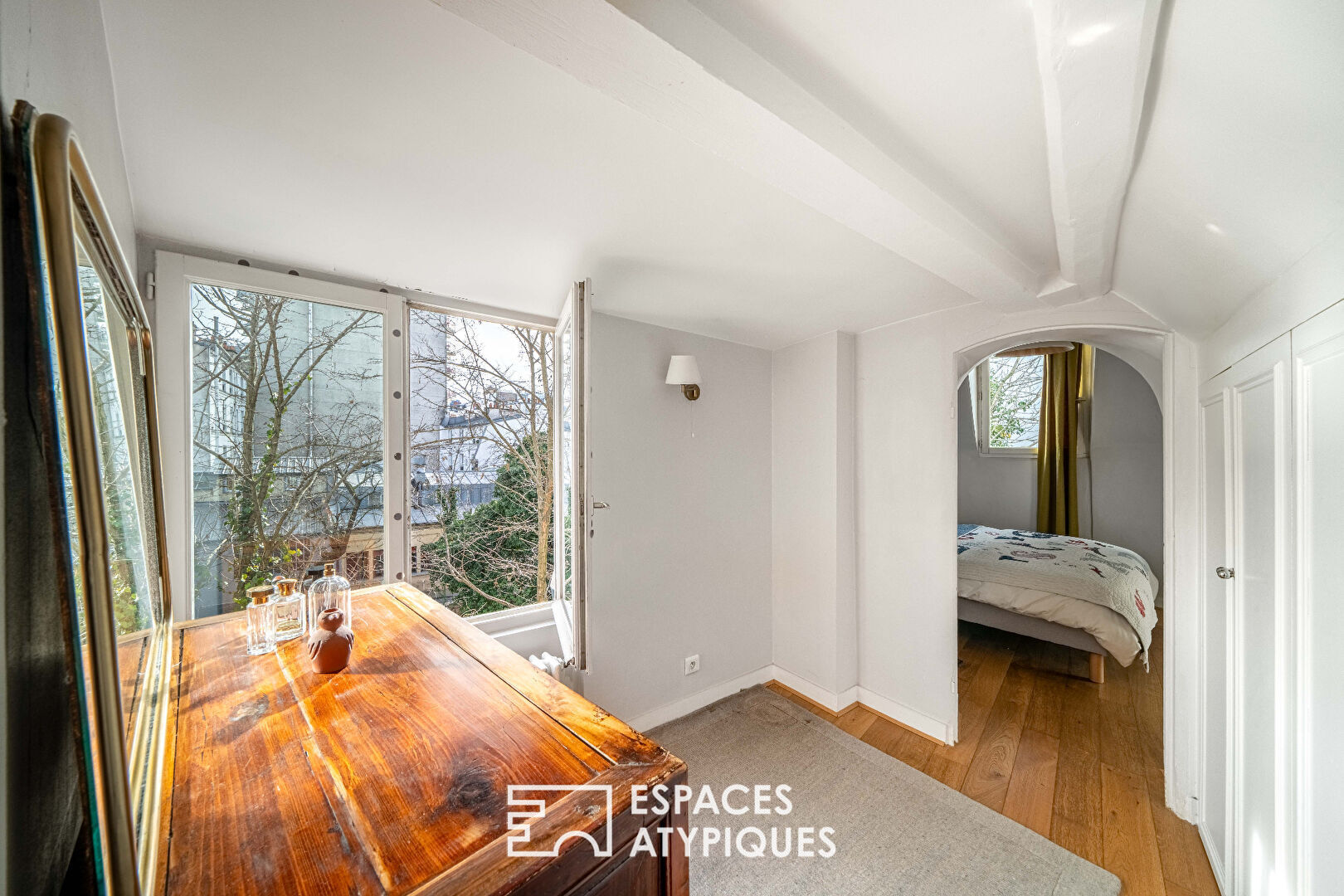 Maison unique aux rondeurs architecturales et terrasse ensoleillée