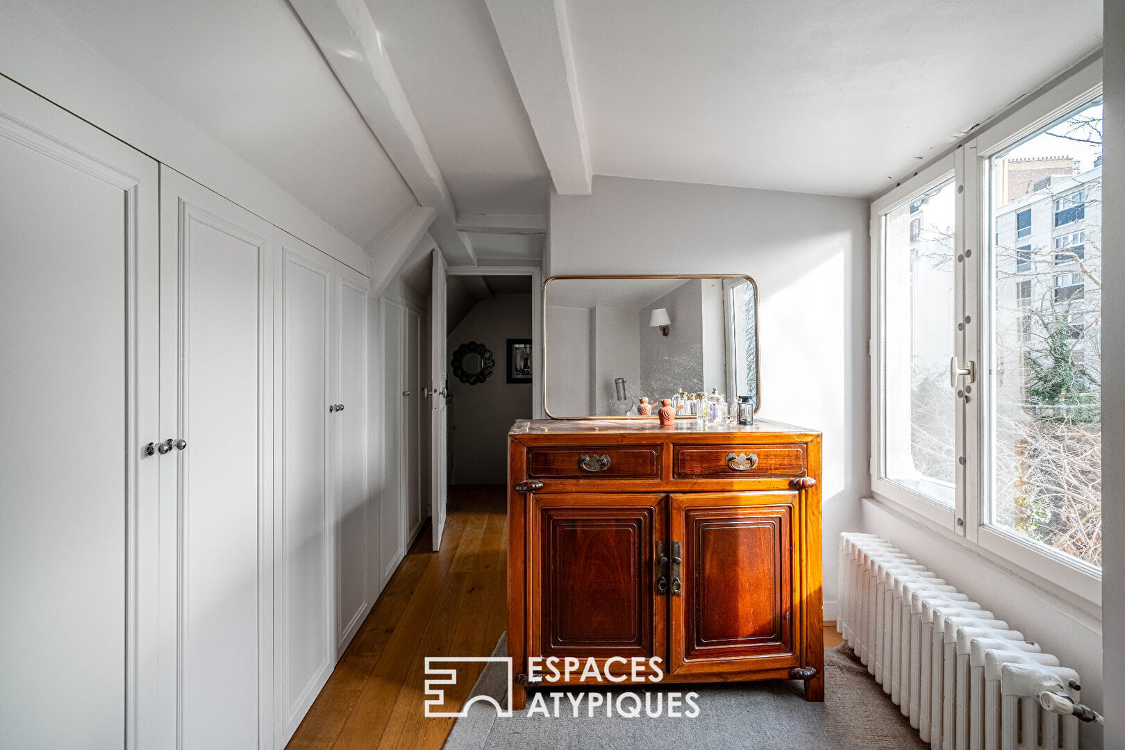 Maison unique aux rondeurs architecturales et terrasse ensoleillée