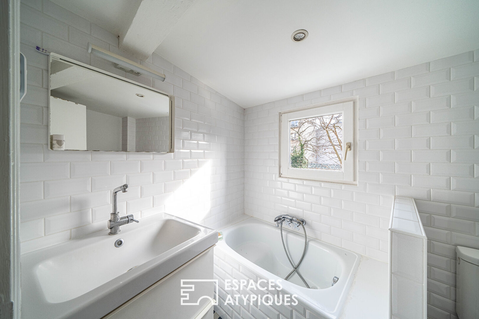 Maison unique aux rondeurs architecturales et terrasse ensoleillée