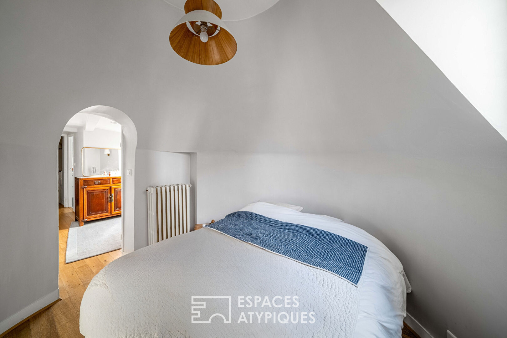 Maison unique aux rondeurs architecturales et terrasse ensoleillée