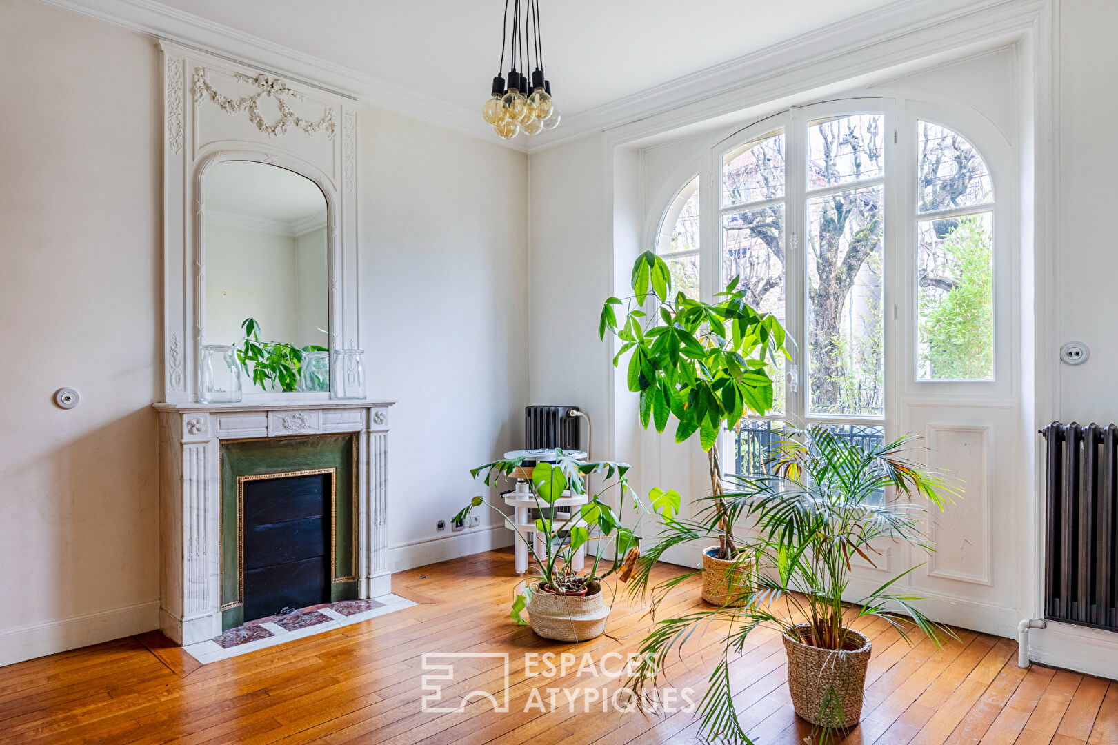 Elegant millstone house with swimming pool in the heart of Enghien les Bains