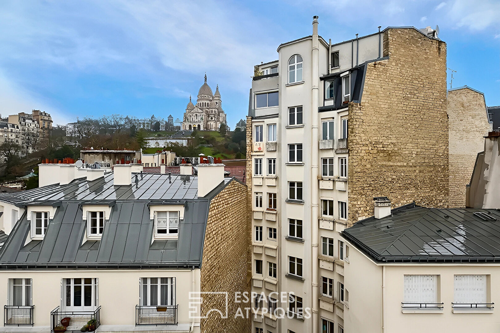 Ancien atelier d’artiste traversant en dernier étage avec vue Sacré Coeur