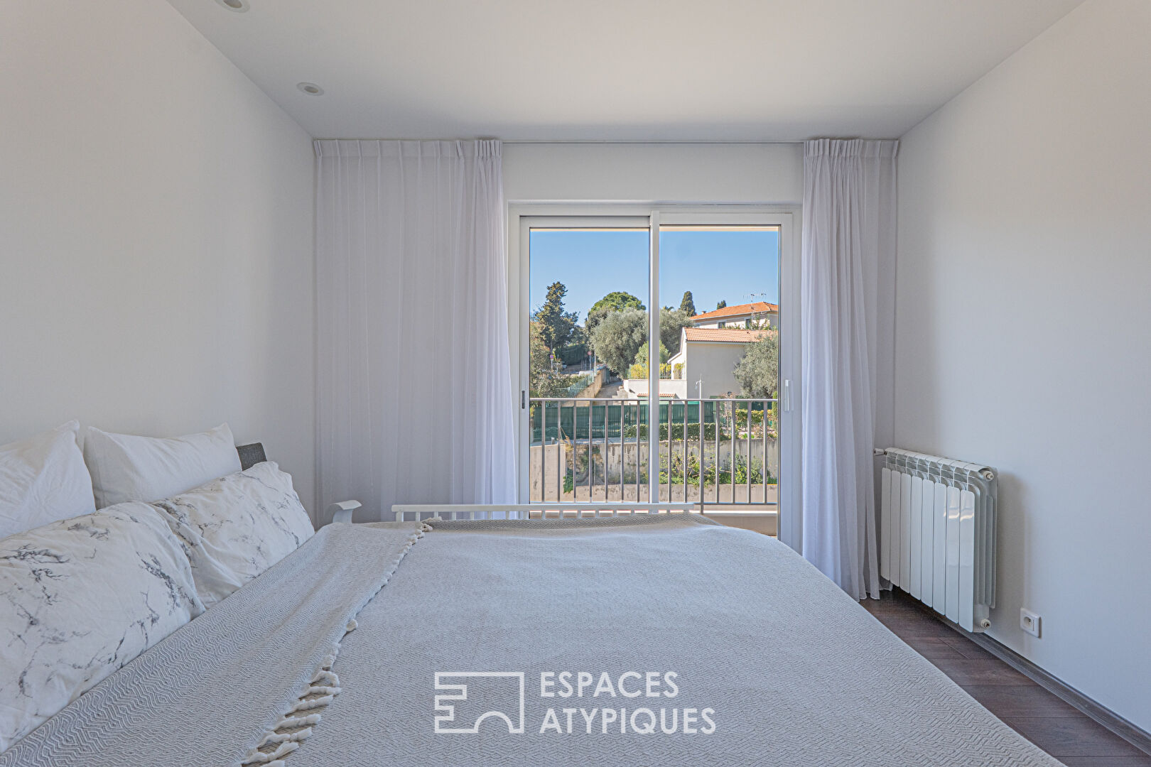 Bel appartement 3 pièces traversant, entièrement rénové avec box en sous-sol