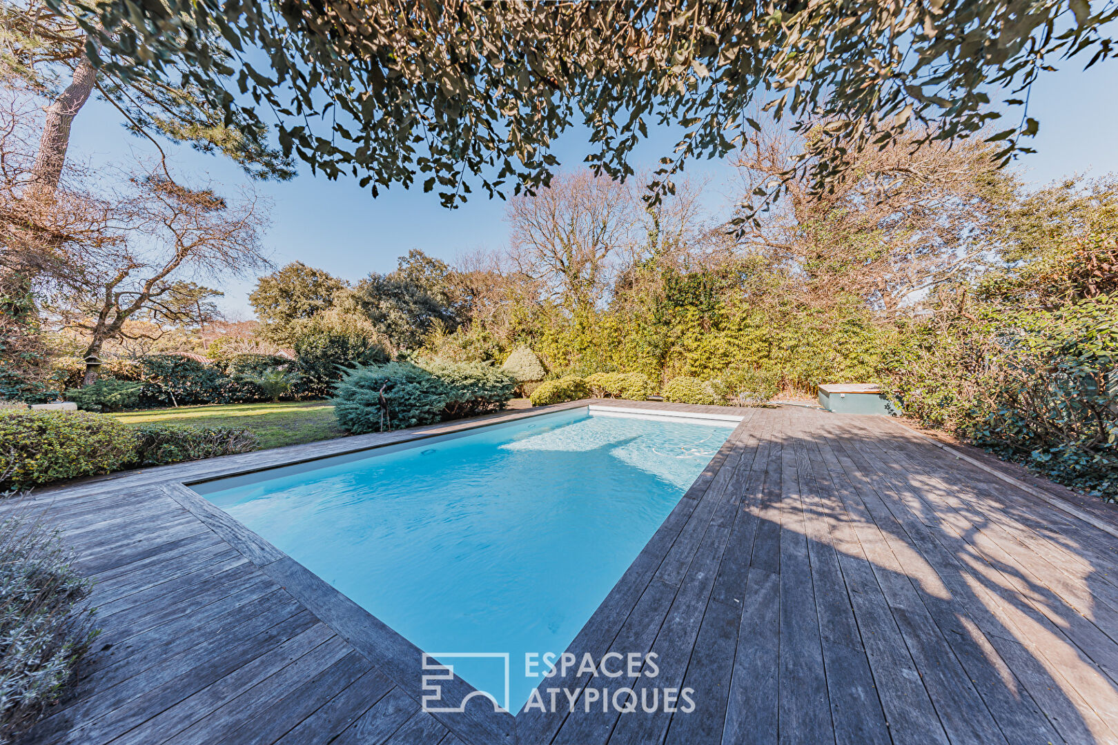 Maison contemporaine avec piscine aux Abatilles