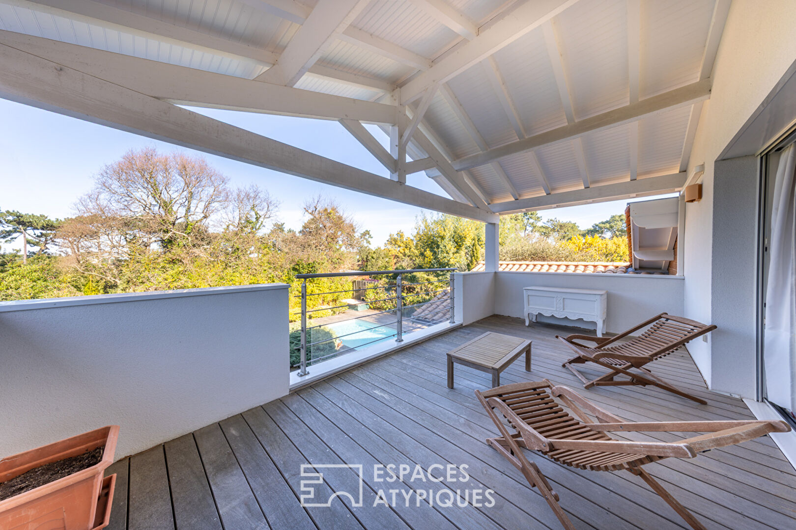 Maison contemporaine avec piscine aux Abatilles