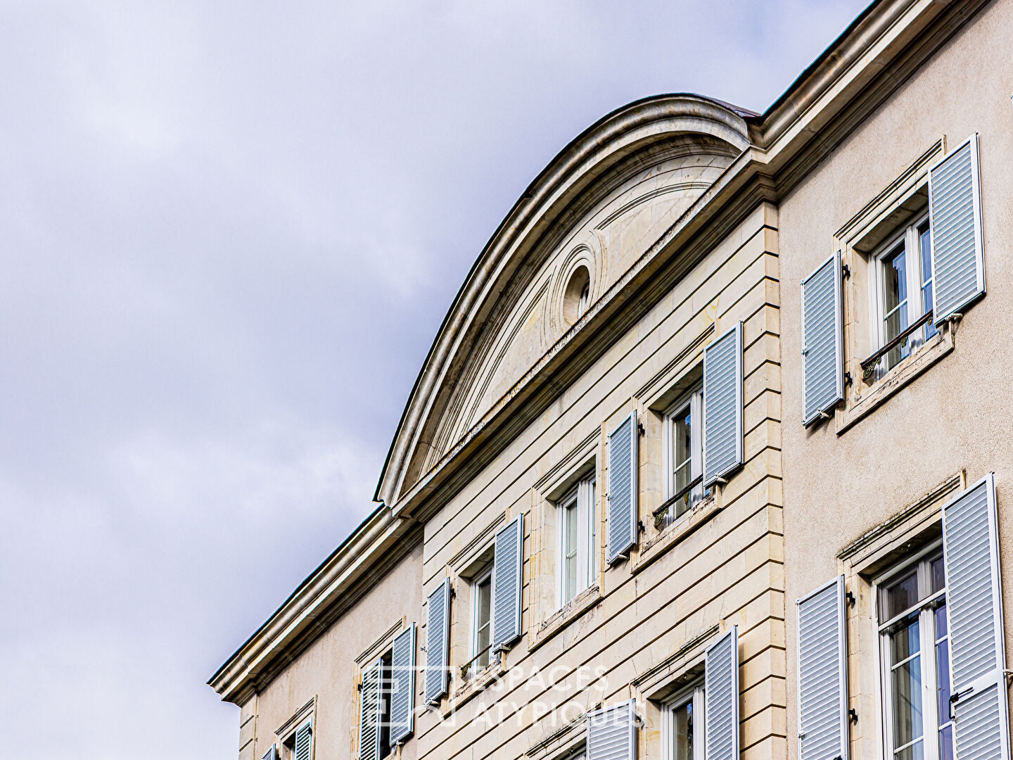 Duplex rénové dans un château