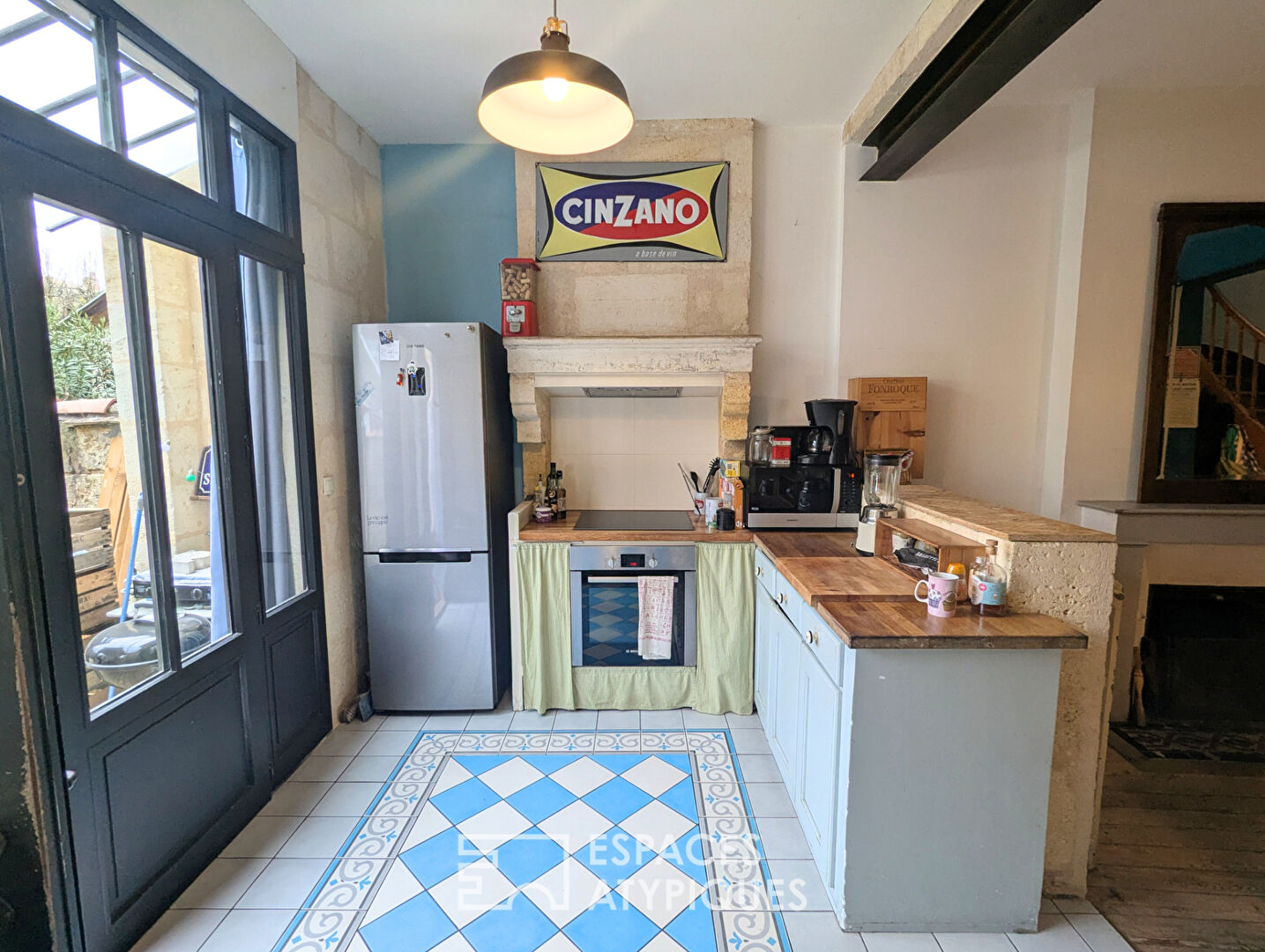 Furnished shop with cellar and 20m2 terrace – Saint-Genès district